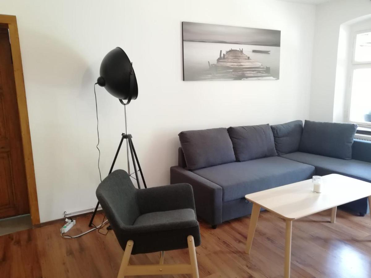 Kleine Galerie Apartment Fuer 3 Mit Kueche Kamin Netflix Parken Und Hofladen Steinhofel Bagian luar foto