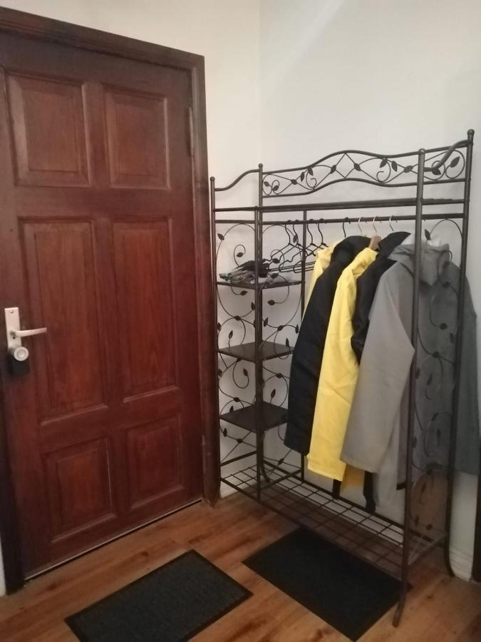 Kleine Galerie Apartment Fuer 3 Mit Kueche Kamin Netflix Parken Und Hofladen Steinhofel Bagian luar foto